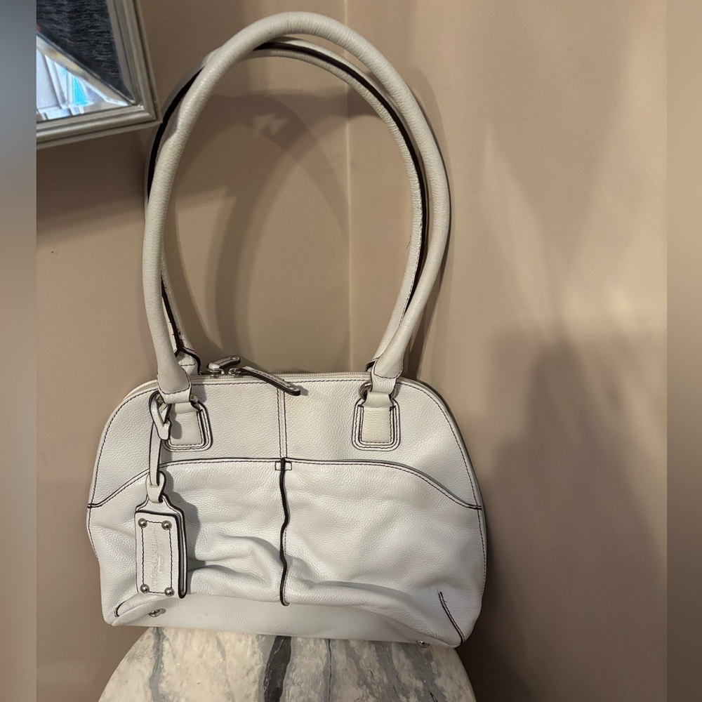 Tignanello Elegant cream Leather Handbag pre owned no rips or tears